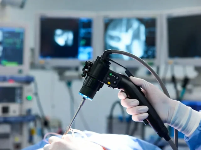 Dolor de Cuello y Brazo en Lima: Tratamiento con Cirugía Endoscópica Cervical – Dr. Gunter Munguia